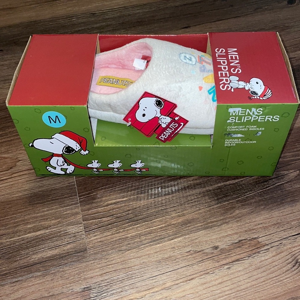 New Mens Peanuts Snoopy Slippers Sizes Small , Medium and Large Available